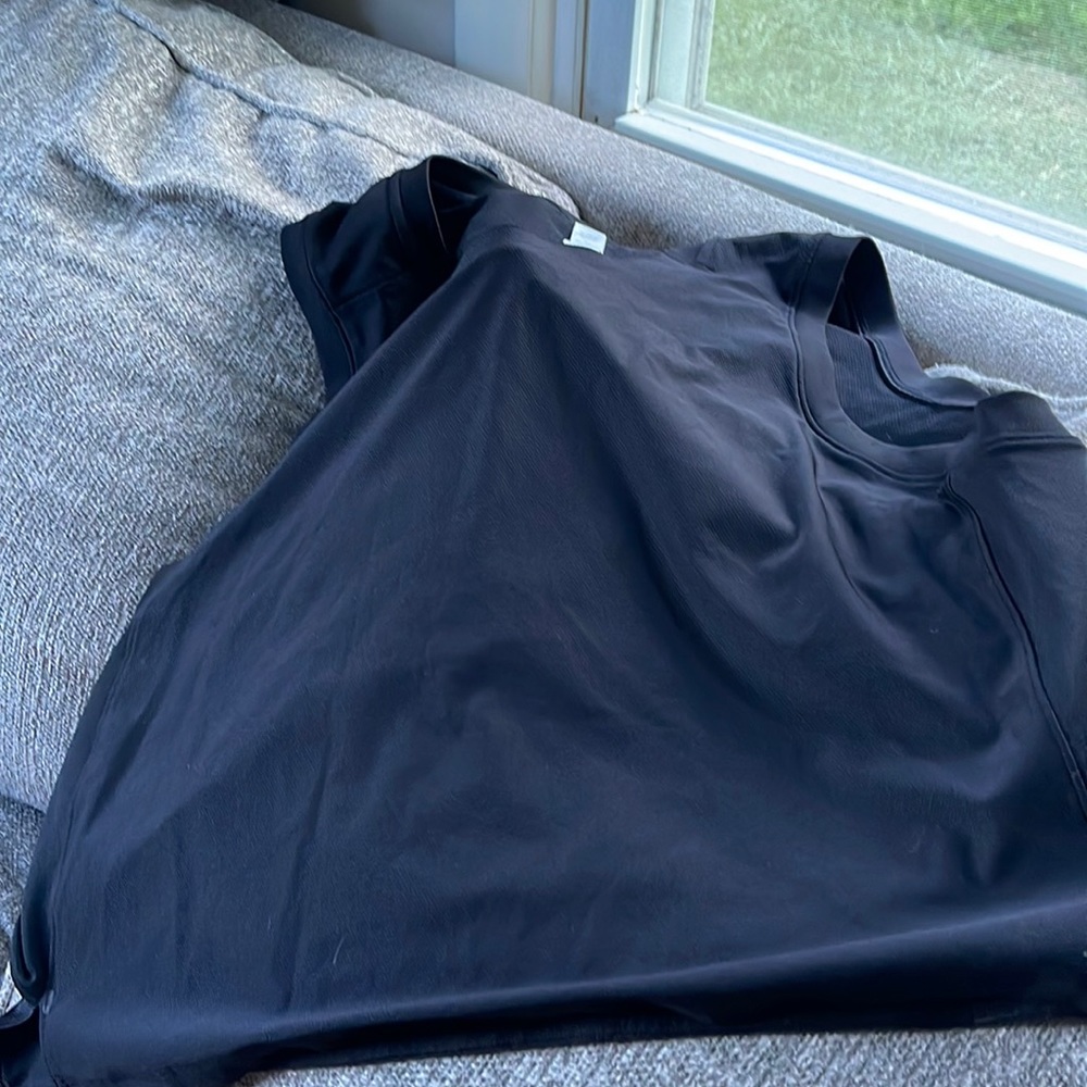 short sleeve crop, worn once remains in brand new condition